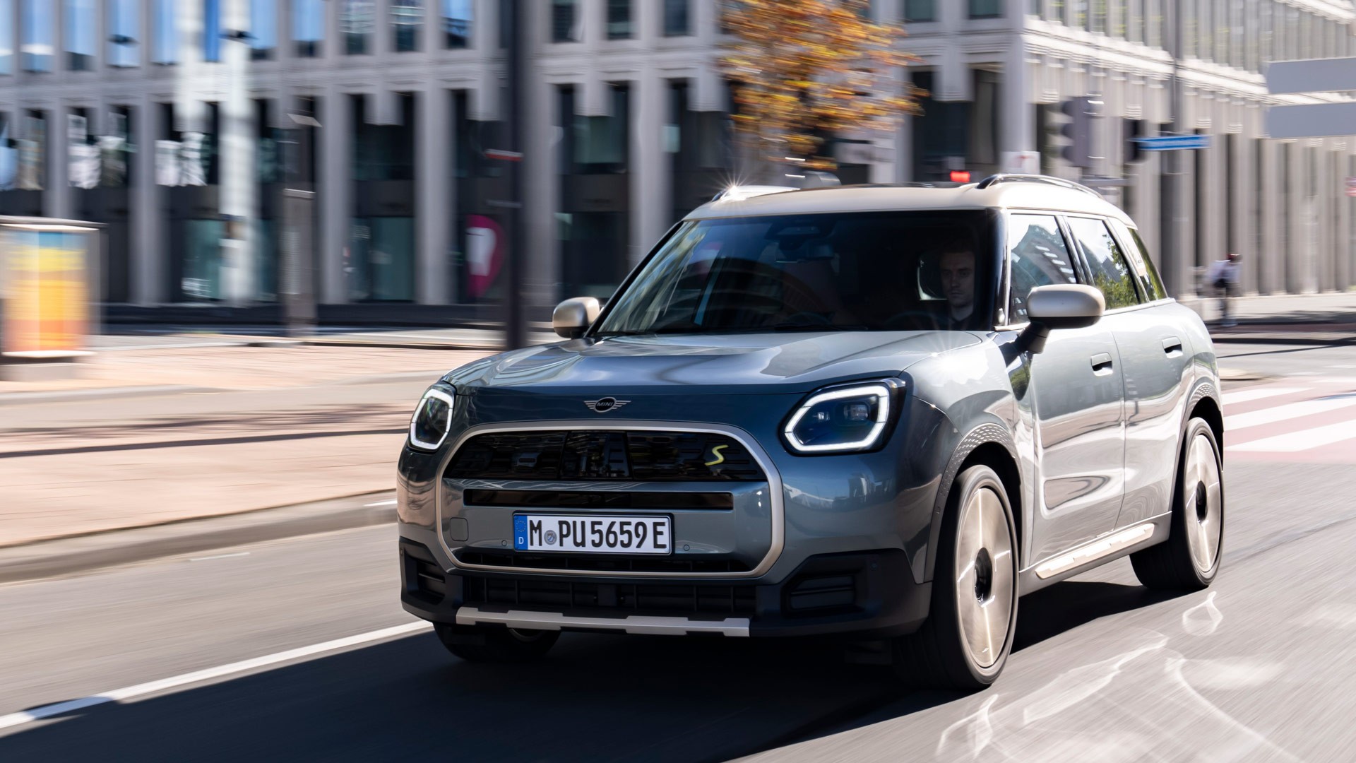 MINI Countryman traversant une rue urbaine.